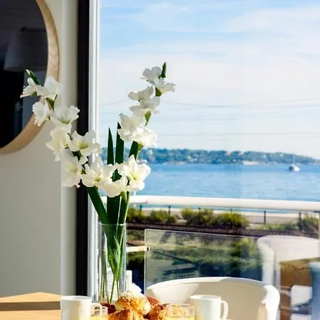 Private Front With Garden And Garage ヴィラ *