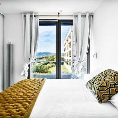 Private Front With Garden And Garage 빌라 *