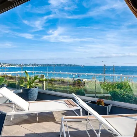 Private Front With Garden And Garage ヴィラ